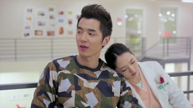 丁涵靠在艾亮的肩膀睡着,小心呵护,小七吃醋的小眼神绝了