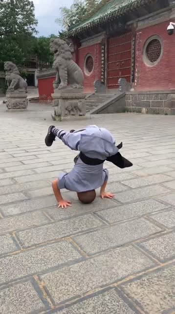 少林寺小和尚早晨练功,方式也与人不同,看着好心酸