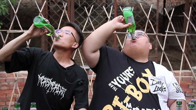 15斤花生一箱啤酒,小胖展示三秒吹一瓶,小胖又和猴哥磕起来了