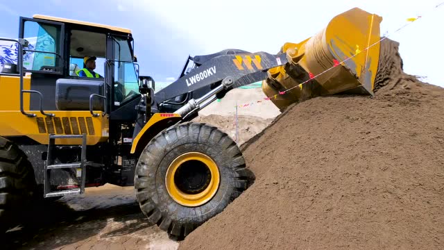 中国好铲车"铲业英雄"争霸赛西安站比赛现场