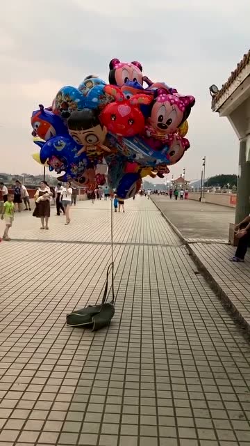 去摆地摊的,气球飞走了,想什么办法才能让它下来呀?