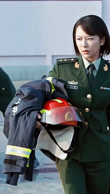 烈火英雄,杨紫作为消防后代毫不犹豫参演的一部剧,消防队伍上下级团结
