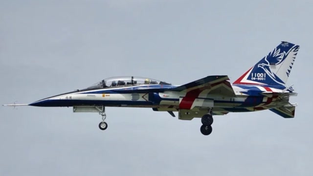 台湾自造"勇鹰"高教机首飞,机尾处有拦阻钩