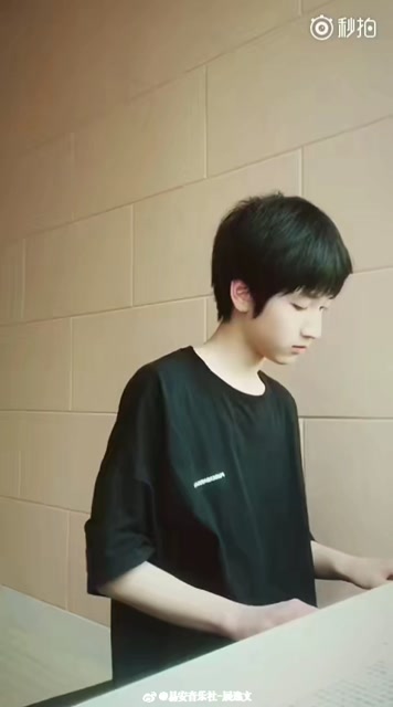 严浩翔弹钢琴