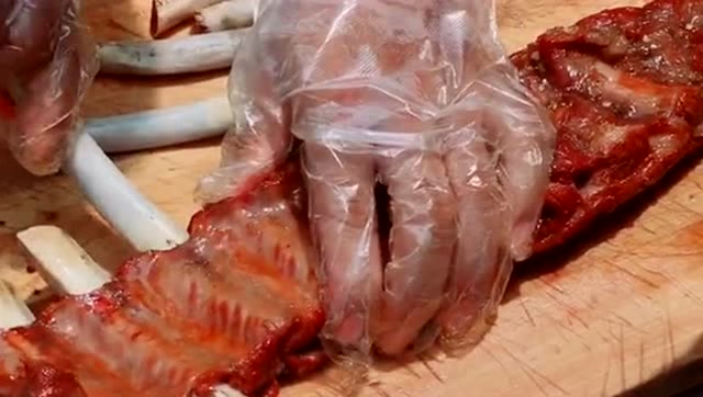 小哥哥刚出锅的排骨,骨肉分离的这么明显,感觉跟人造的一样!