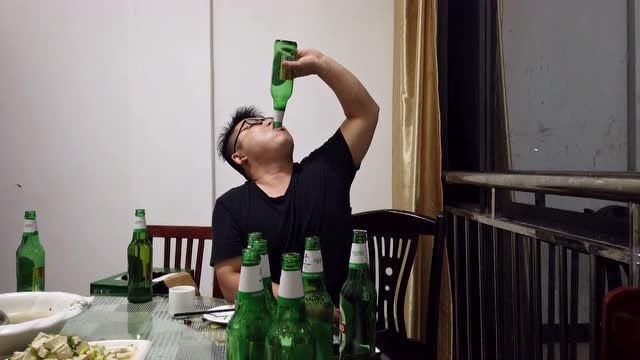临沂花埠圈喝酒 胖哥吹了19瓶啤酒这肚子得多大