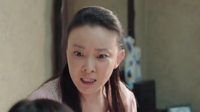 小女孩跟高老师一起睡,不料这小妮子竟尿床,高老师下一秒表情亮了!