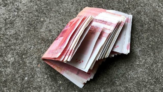 看到地上掉钱,很多人都不捡了,到底是什么原因?快看看