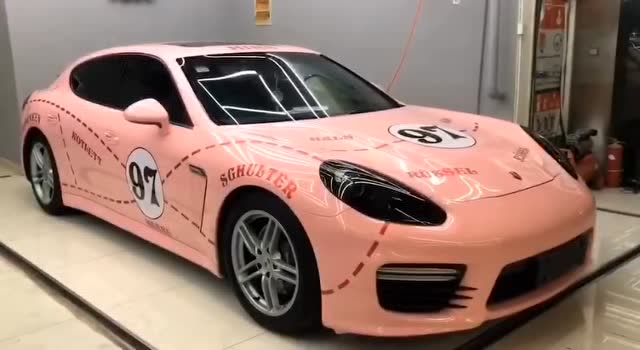 保时捷帕拉梅拉改粉猪车身膜,天冷了,给亲爱的她,加件衣服吧