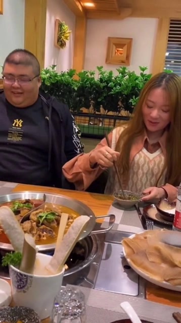 大胃王泡泡龙请猪小妹吃饭,一不小心就暴露了年龄