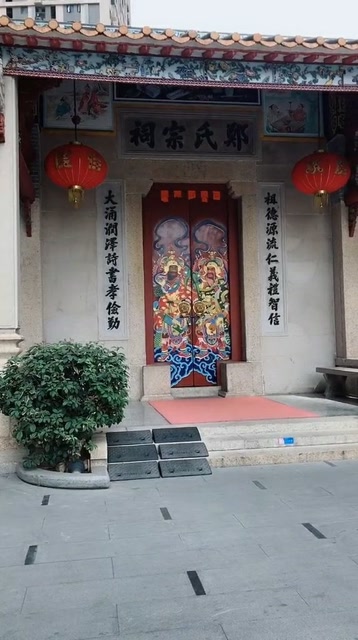 郑氏祠堂,坐落于深圳市科技园区,他的对面都是大企业.