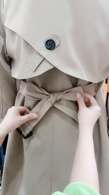 大衣带子的背后的系法图片