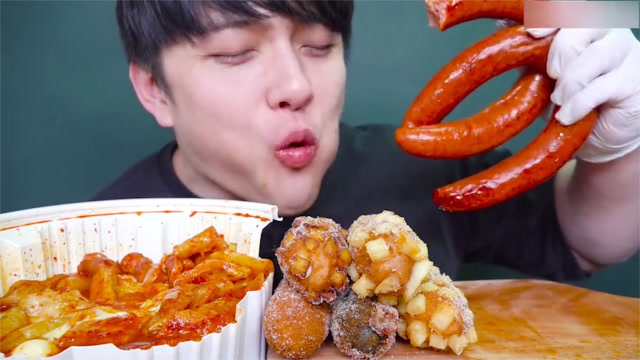 韩国吃货小哥吃热狗配炒年糕,这姿势也太夸张了,好佩服!