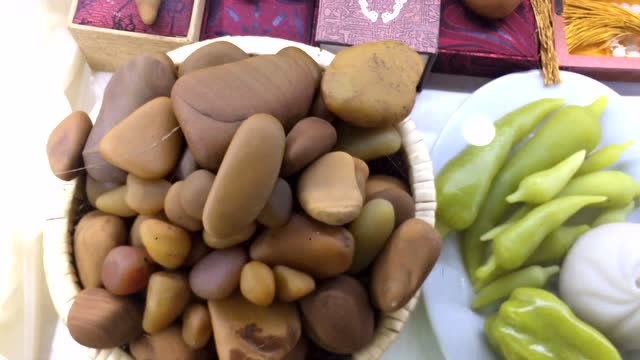 小伙受朋友邀请看收藏的石头,端上来满满一筐小籽料看的直流口水,太美