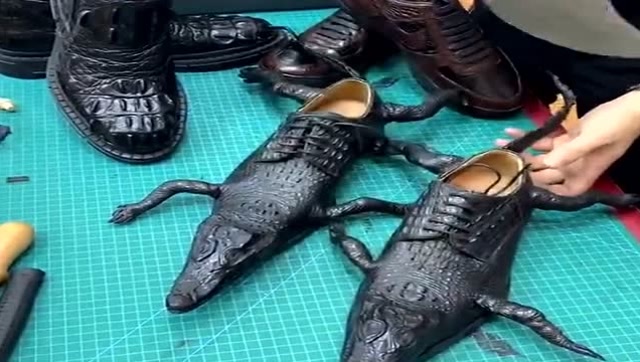 这绝对是真皮皮鞋,连外观都是鳄鱼模样,穿出去一定很霸气!