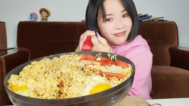 女子深夜学胖妹挑战4包泡面,一大锅端都端不动,吃完还不够?
