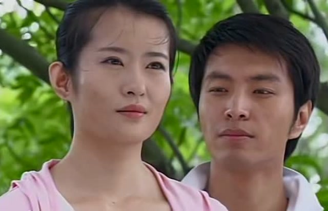 爱没有错:秉华熬夜看书只为找到治疗晓晓的方法晓晓很感动,愿意为秉华