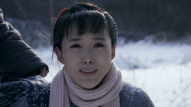 山里红:春芍跪在路中间,恳求戏班收留,不料班主心狠不收她