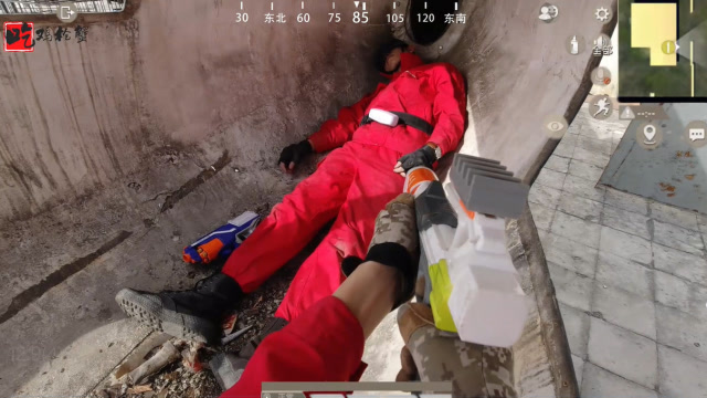 真人版吃鸡:敌人被枪蟹神打残,躲在废弃直升机打药,真是铁憨憨