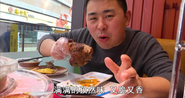 超小厨带小杨下馆子,火锅鱼加烤棒骨,大口吃的真香!