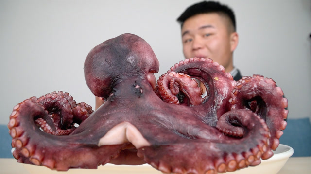 小伙228买了一只巨型八爪鱼,一整只烤熟,一个人根本吃不完!