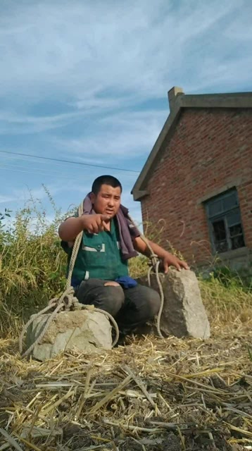 农村最强大力士手提两块巨石暴走,你们可以吗?