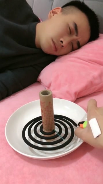 见过很多款式的闹钟,用鞭炮制造闹钟的却还是第一次见!