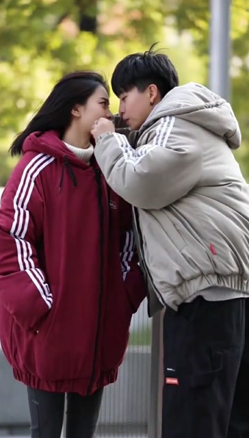 路边的小情侣在撒狗粮了!