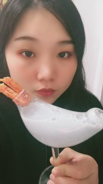 小姐姐怎么每天都喝这种不知名的乳白色液体呢,是为了美容吗?