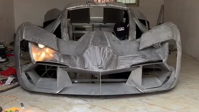 民间牛人自制的跑车,看外观就像是蝙蝠侠的汽车,真是太霸气了!