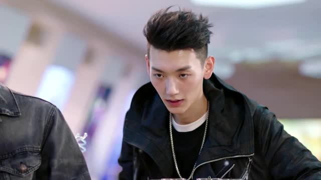 《全职高手》陈夜辉醉酒遇叶修,叶修嘲讽-不是队长照样教你做人