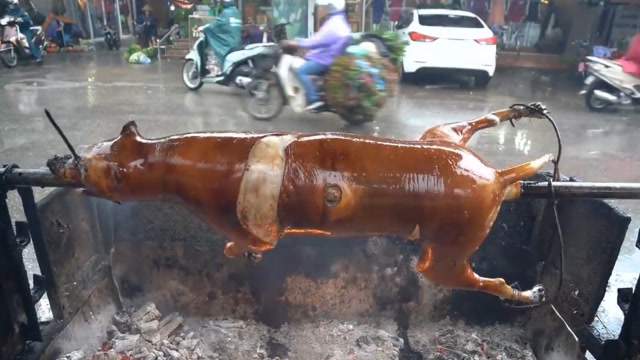 小伙街边秘制脆皮烤狗每天限量1只出锅不够卖