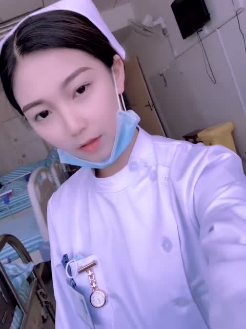 护士姑娘看起来很清纯,还有时间玩自拍,不怕被领导看见!