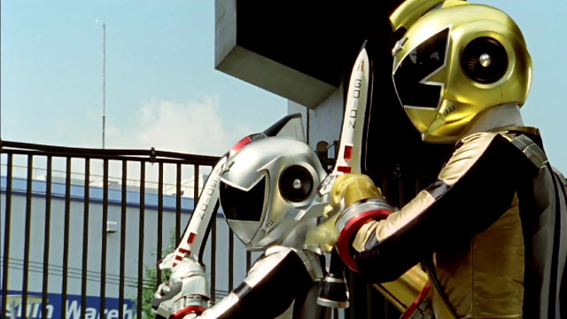 《炎神战队》使天气变热的蛮机怪兽出现,轰音者紧急变身战斗