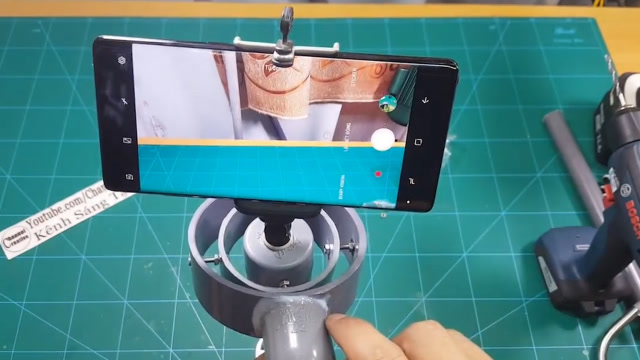 给女友拍照遭嫌弃?老外自制万向支架,网友:不怕女友生气了!