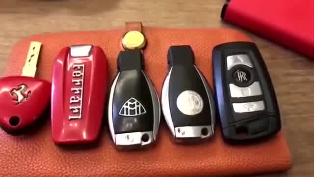 暴发户朋友一口气买了好几辆豪车,把钥匙在桌上摆成一排和我炫耀!