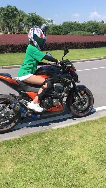 这个机车妹子原地轰油门的时候我的注意力一直在她的腿上