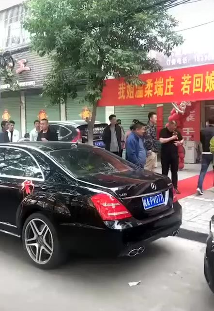 小舅子这横幅标语,够狠的!