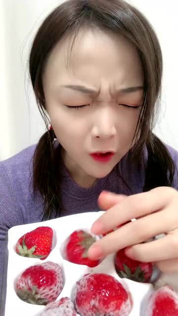 虎牙小姐姐今天吃个冰冻草莓给你看
