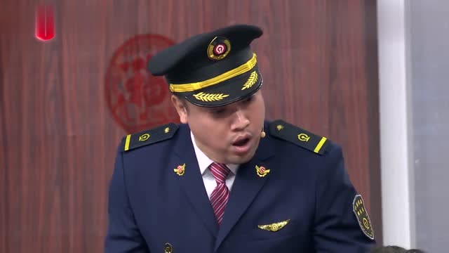 身为列车长的贾冰,面对乘客提的要求,压着火说着这句话