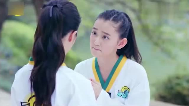 旋风少女:金敏珠蹭李恩秀身上撒娇 李恩秀立马答应去吓唬人