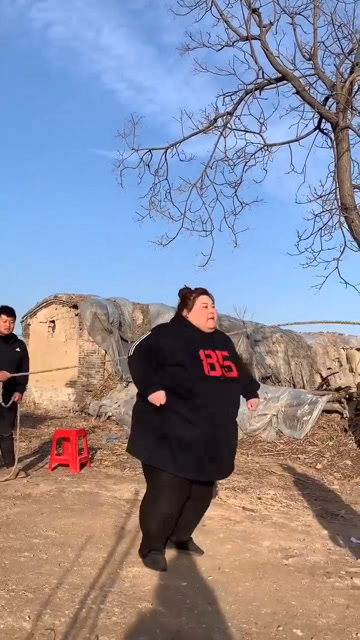 哇塞,四百斤胖媳妇跳绳真厉害!