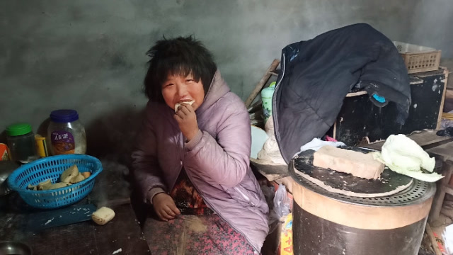 山东某农户捡个傻媳妇,傻媳妇爱吃肉,看看中午她吃的啥饭