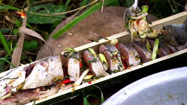 野外生存越南大叔使用竹筒烤鱼,真好奇是什么味道