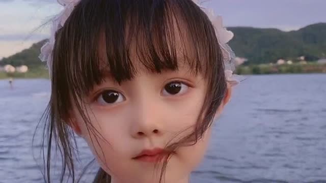 小萌娃真的是太可爱了,从小就是位美人胚子,继承了父母良好的优秀基因