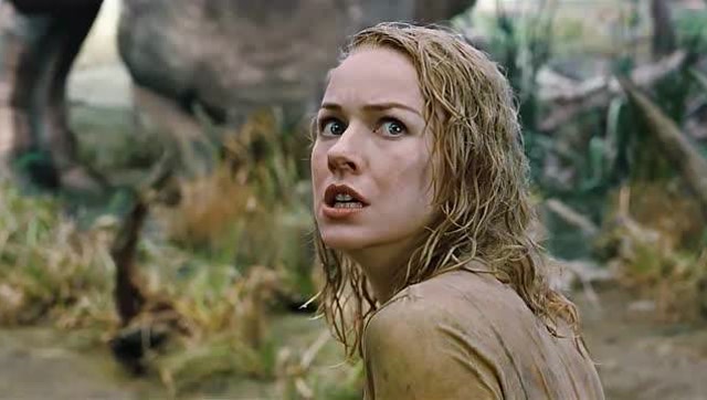 美女被恐龙追杀,幸好大猩猩前来相救