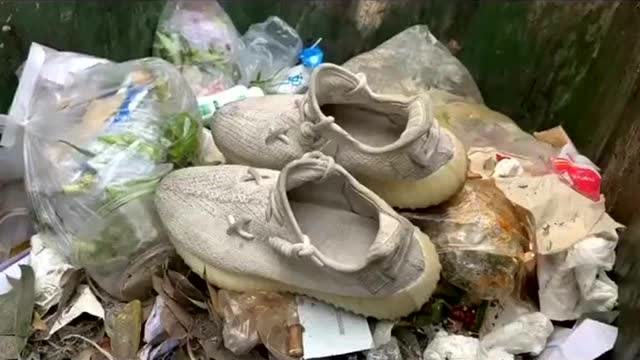 从垃圾桶捡到完好椰子鞋,经过加工就跟新的一样,里面鞋垫也要清洗到位