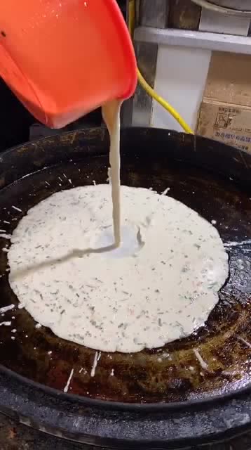 鸡蛋饼面和面配方比例,一斤面2斤水,里面打入2个鸡蛋,8克盐,2克碱面