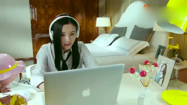 我们的少年时代沙婉在房间里面追星听到妈妈叫她吃饭瞬间不淡定了