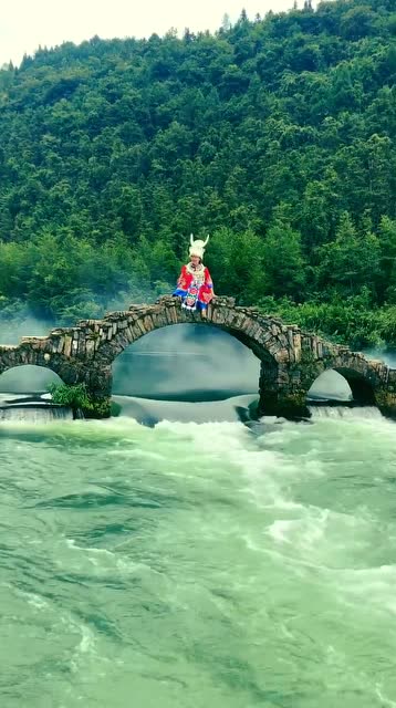 彼岸碧叶青烟起,忘川河流水湍急,奈何桥上思相守,只念来生少离殇